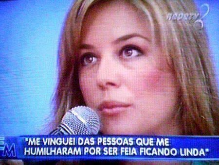 Print de uma entrevista da REDETV. Moça loira diz na legenda "Me vinguei das pessoas que me humilharam por ser feia ficando linda"